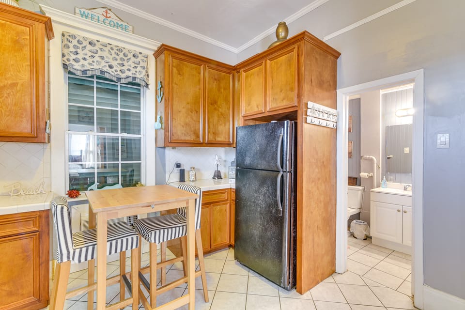 1 Mi to Beach! Coastal Couples Escape in Galveston Apartment in Texas City