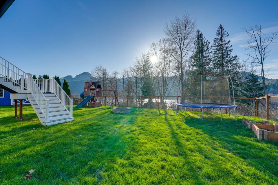 Stunning Mount Vernon Home w/ Big Lake Views! House in Puget Sound