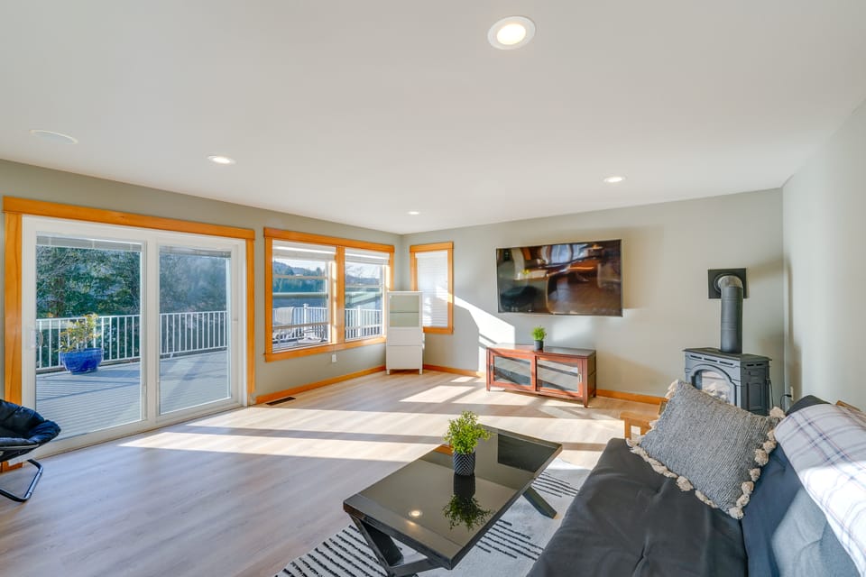 Stunning Mount Vernon Home w/ Big Lake Views! House in Puget Sound