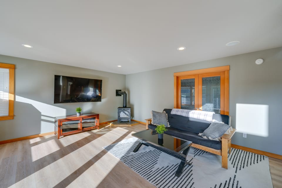 Stunning Mount Vernon Home w/ Big Lake Views! House in Puget Sound