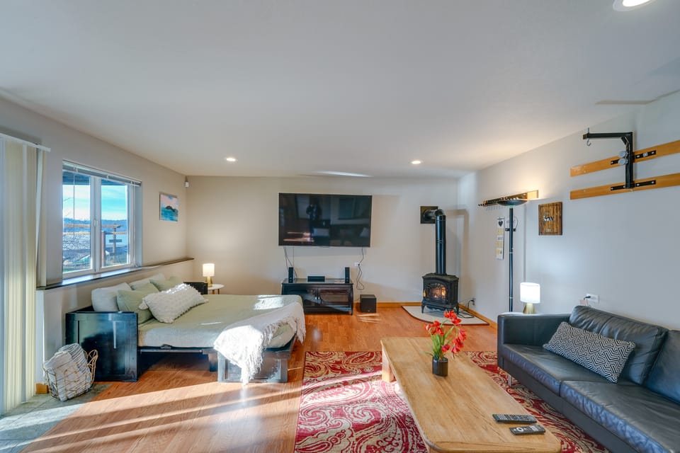 Quaint Mount Vernon Studio Rental w/ Big Lake View Apartment in Puget Sound