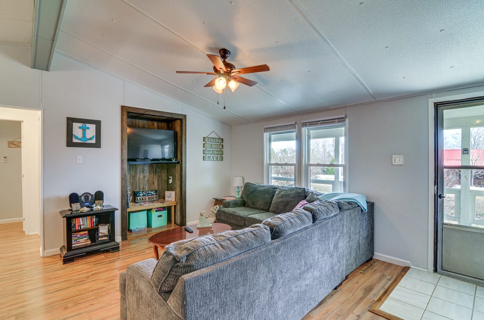 Monticello Home w/ Deck & Fire Pit < 1 Mi to Water House in Lake Cumberland