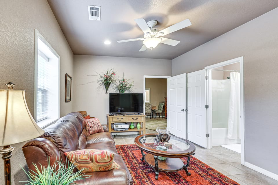Pet-Friendly Dover Cottage w/ Deck + Mtn Views! Cottage in Arkansas