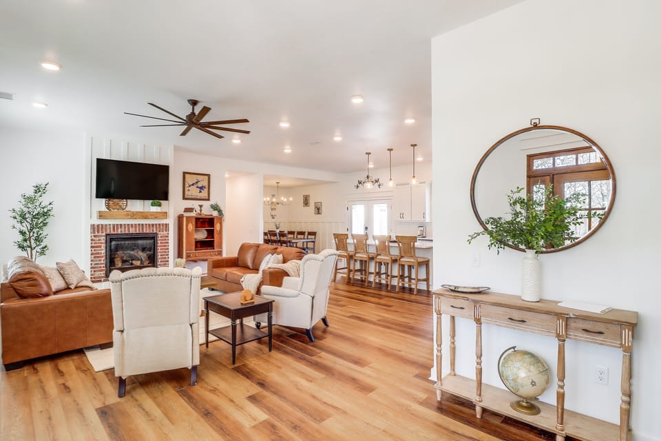 'The Hamilton Heber Springs' Home w/ Hot Tub! House in Heber Springs