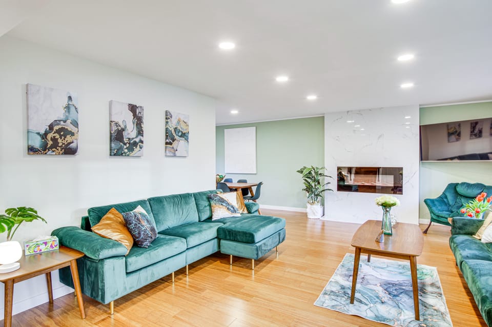 Modern Kirkland Home w/ Sauna & Outdoor Fireplace House in Kirkland