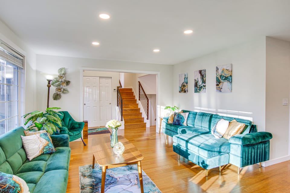 Modern Kirkland Home w/ Sauna & Outdoor Fireplace House in Kirkland