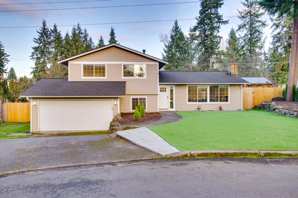 Modern Kirkland Home w/ Sauna & Outdoor Fireplace House in Kirkland