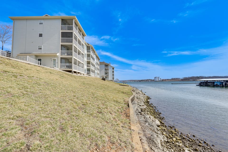 Regatta Bay Condo w/ Balcony + Water Views! Apartment in Village Four Seasons