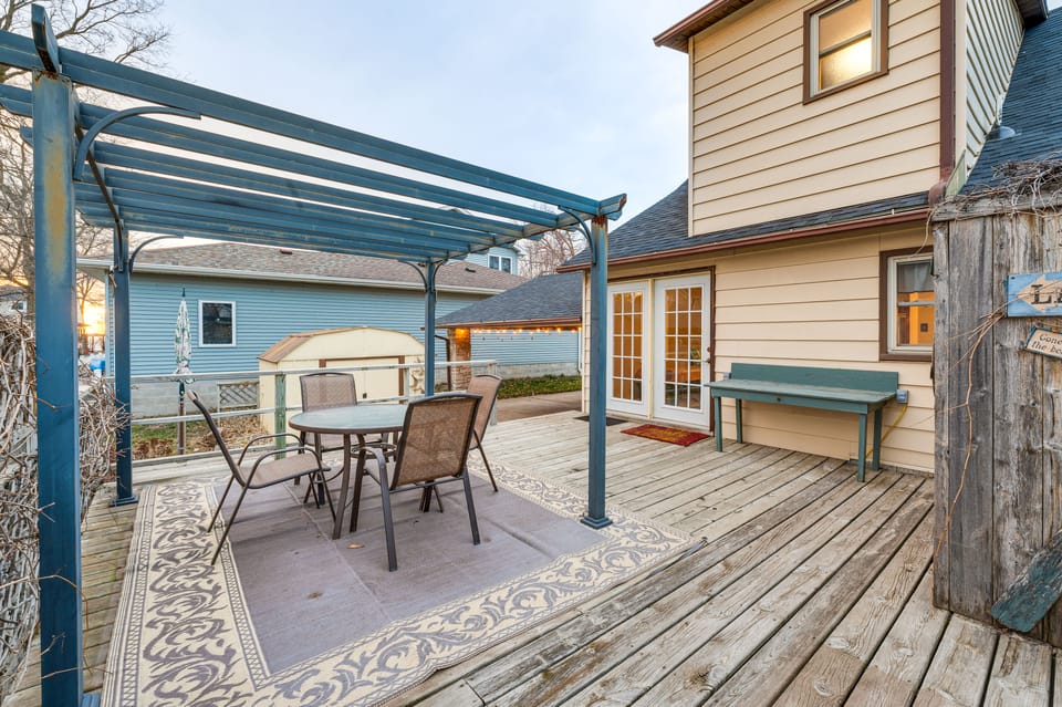 Clear Lake Vacation Rental: Walk to Town / Beach! House in Clear Lake