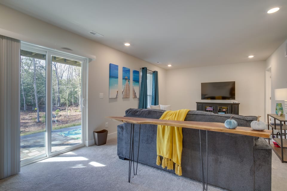 3 Mi to Ocean City Boardwalk: Townhome w/ 2 Decks Apartment in Worcester County
