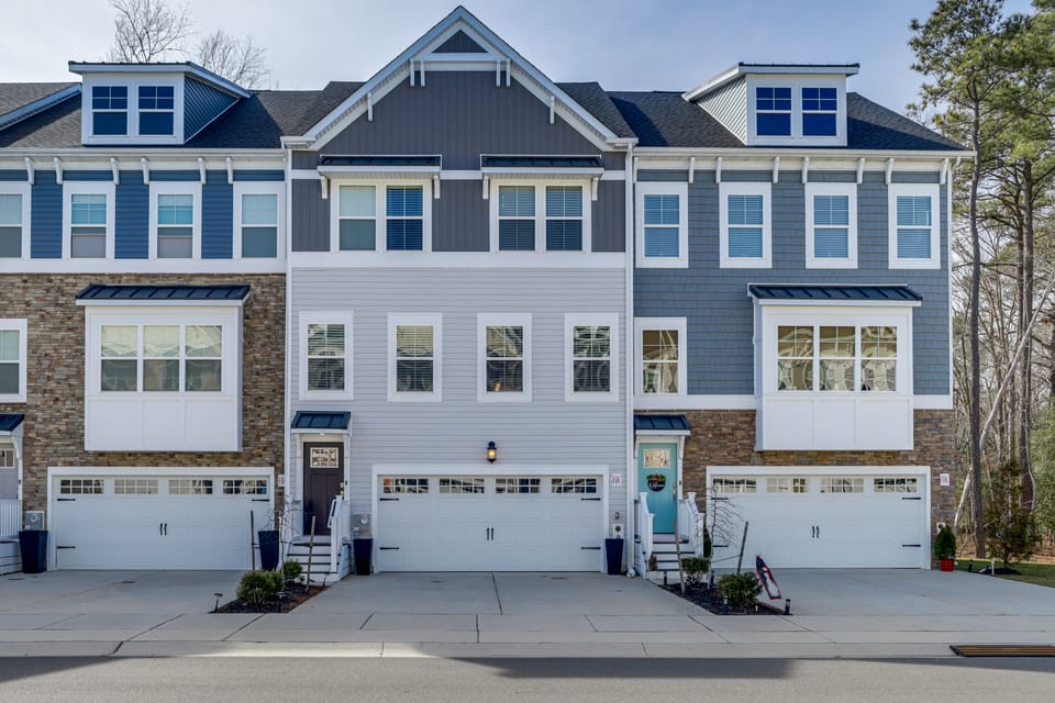 3 Mi to Ocean City Boardwalk: Townhome w/ 2 Decks Apartment in Worcester County