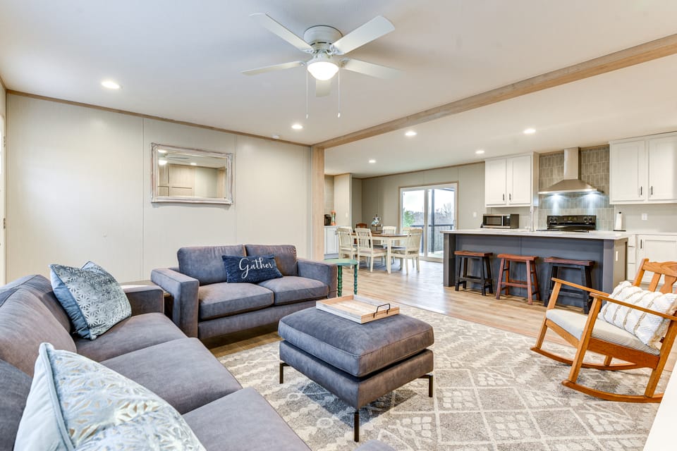 Hudson Oaks Country Creekside Home: Hot Tub & Deck House in Weatherford