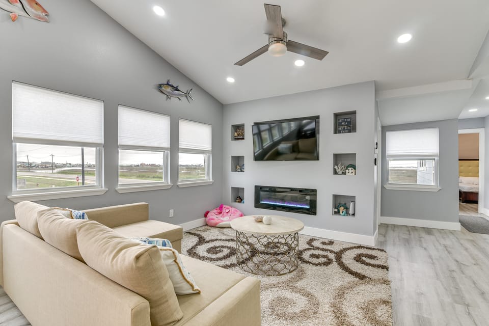 Modern Freeport Home w/ Views: Walk to Beach! House in Surfside Beach