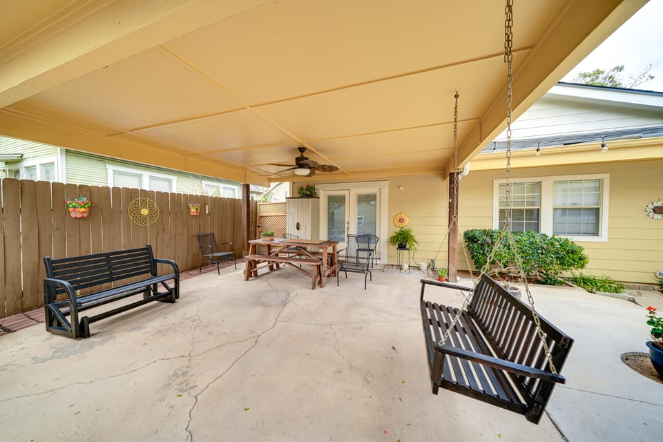 Walk to Parks & Dining! San Antonio Getaway House in San Antonio