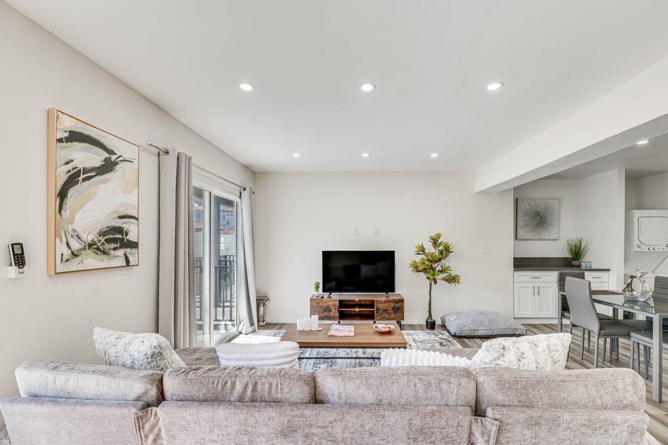 3 Mi to Santa Monica Pier! Pet-Friendly LA Apt Apartment in Mar Vista