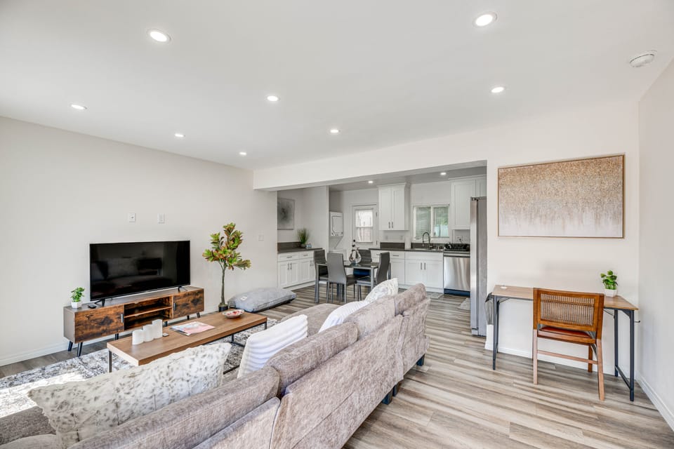 3 Mi to Santa Monica Pier! Pet-Friendly LA Apt Apartment in Mar Vista