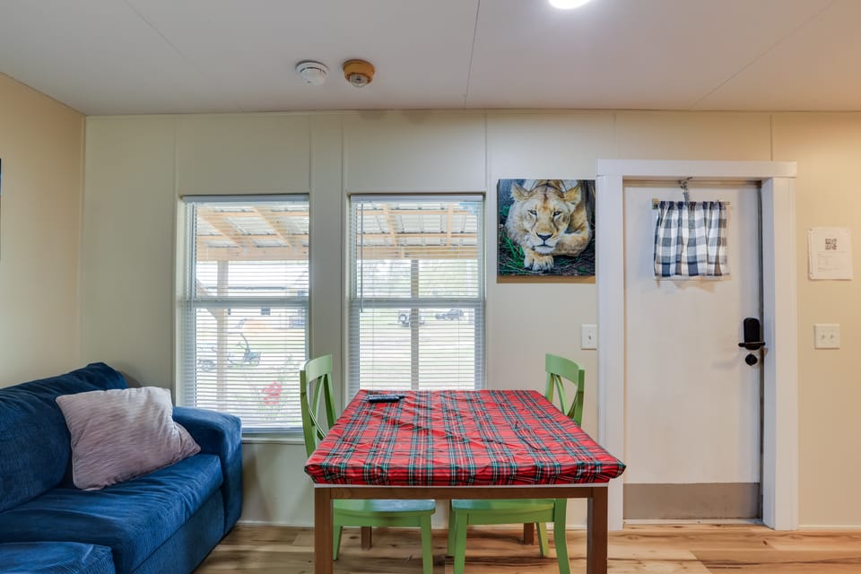 Farm Cottage Near Devil’s Den & Blue Grotto Diving House in Florida