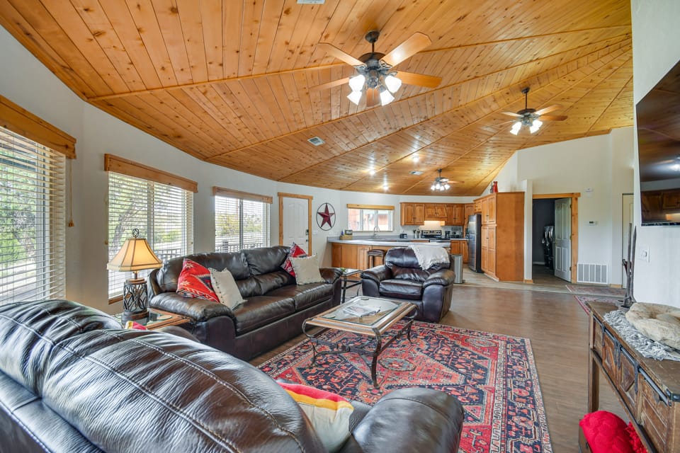 Private Yard & Fishing Dock: ‘Canyon Rim Retreat’ House in Oklahoma