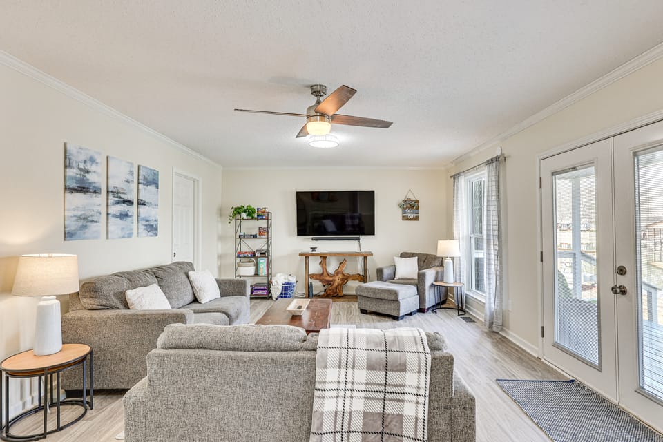 Waterfront Home on Lake Hamilton w/ Dock & 2 Decks House in Garland County