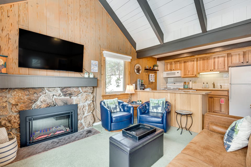 Cozy Estes Park Condo w/ Balcony + Fireplace! Apartment in Estes Park