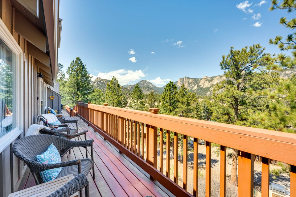 Cozy Estes Park Condo w/ Balcony + Fireplace! Apartment in Estes Park