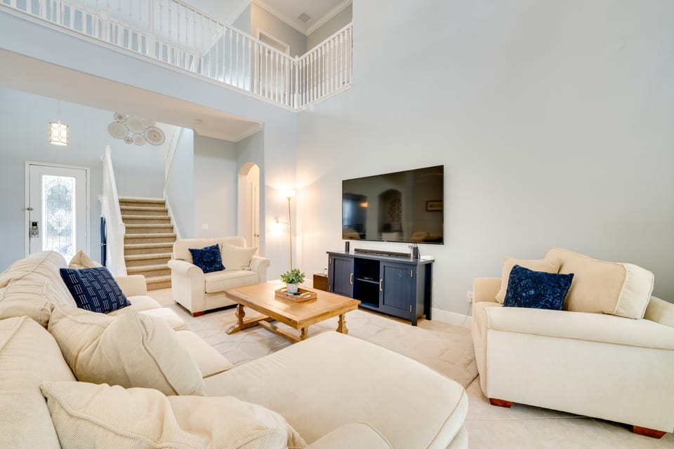 9 Mi to Disney Parks: 'Sunshine Reunion' Home House in Osceola County
