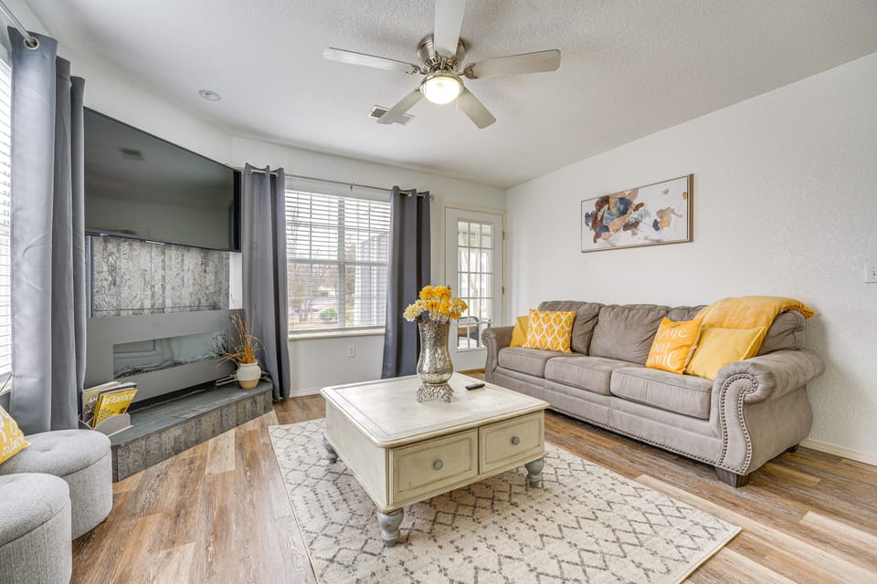 Inviting Condo w/ Pool Access, Near Branson Strip! Apartment in Branson