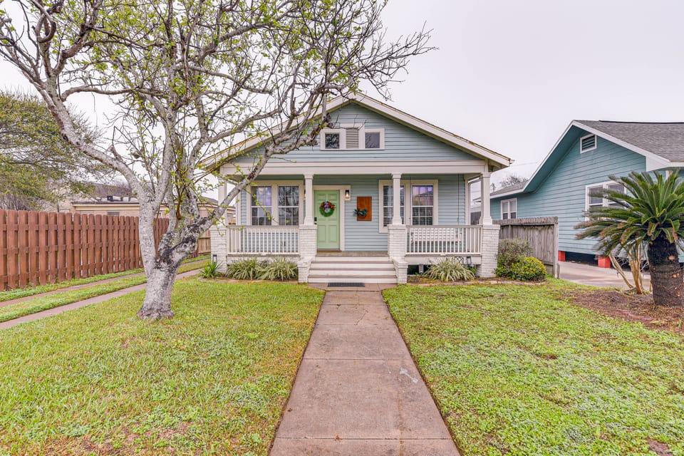 4 Mi to Moody Gardens: Sleek Home w/ Deck & Yard! House in Galveston Island