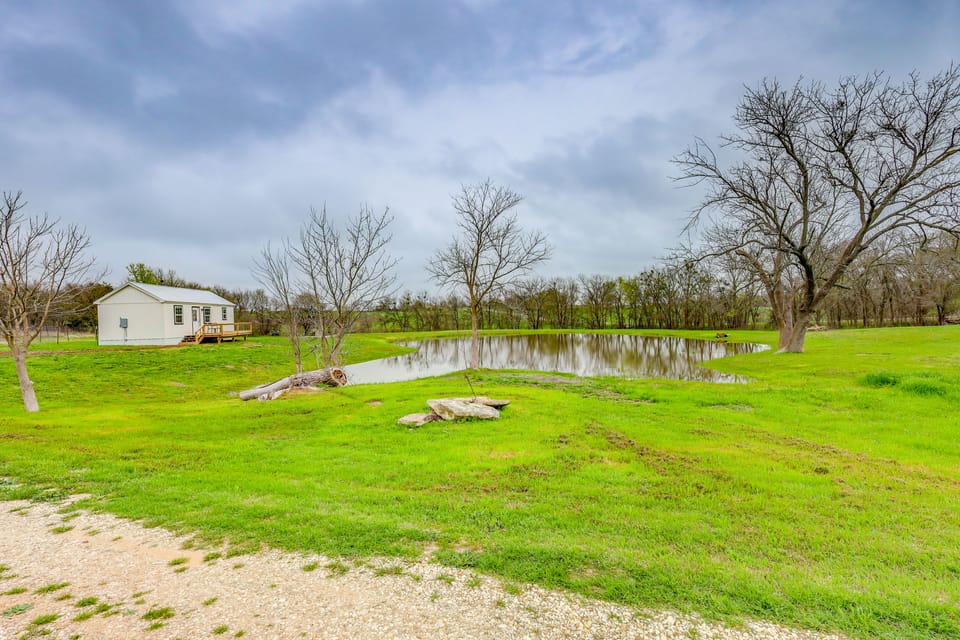 Fishing Pond Access: Pet-Friendly Lorena Studio Apartment in Texas