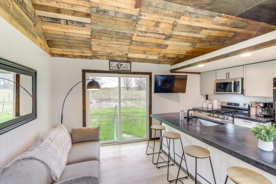 Fishing Pond Access: Pet-Friendly Lorena Studio Apartment in Texas