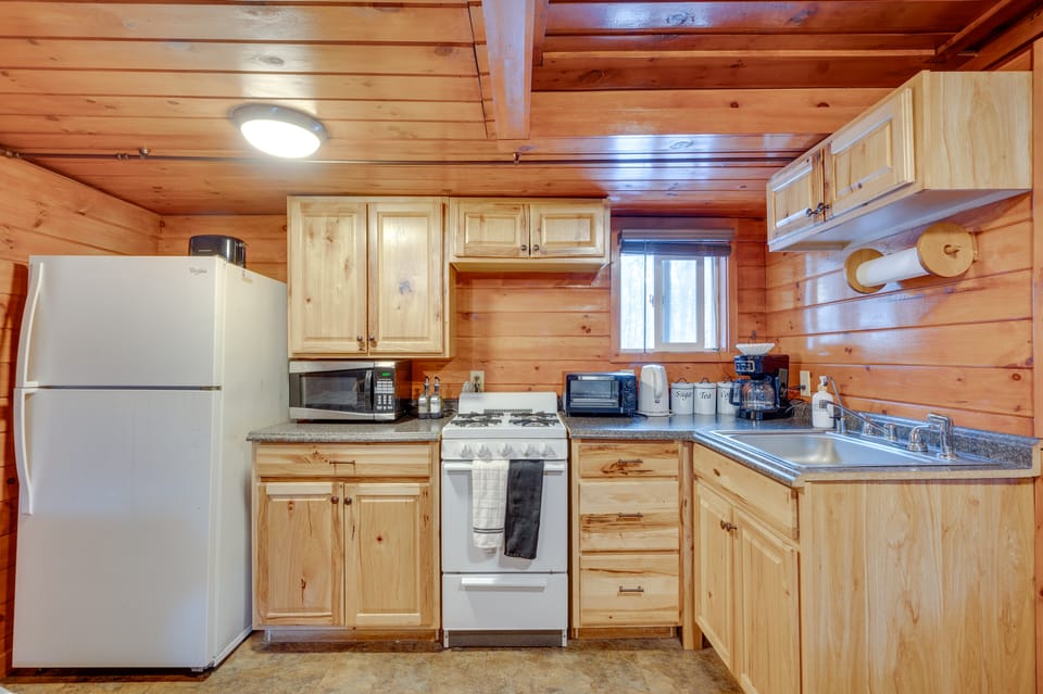 Laconia Cabin w/ Grill: 2 Mi to Weirs Beach! House in Laconia
