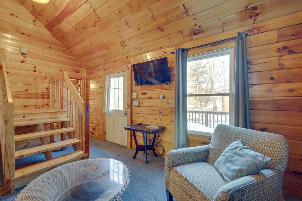 Cozy Laconia Cabin, Close to Winnipesaukee Pier! House in Laconia