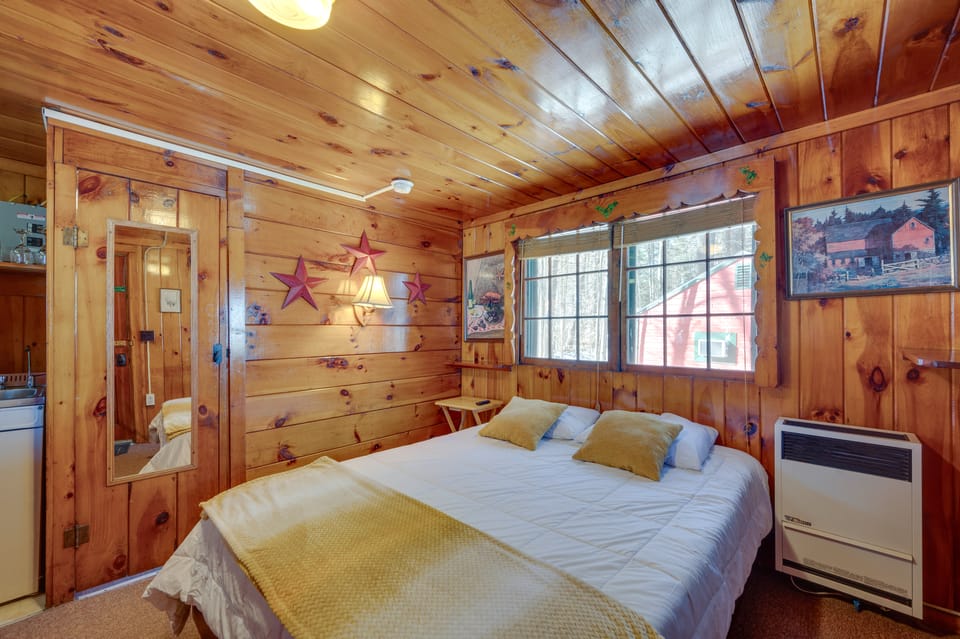 Rustic Laconia Studio Cabin ~ 2 Mi to Weirs Beach! Apartment in Laconia