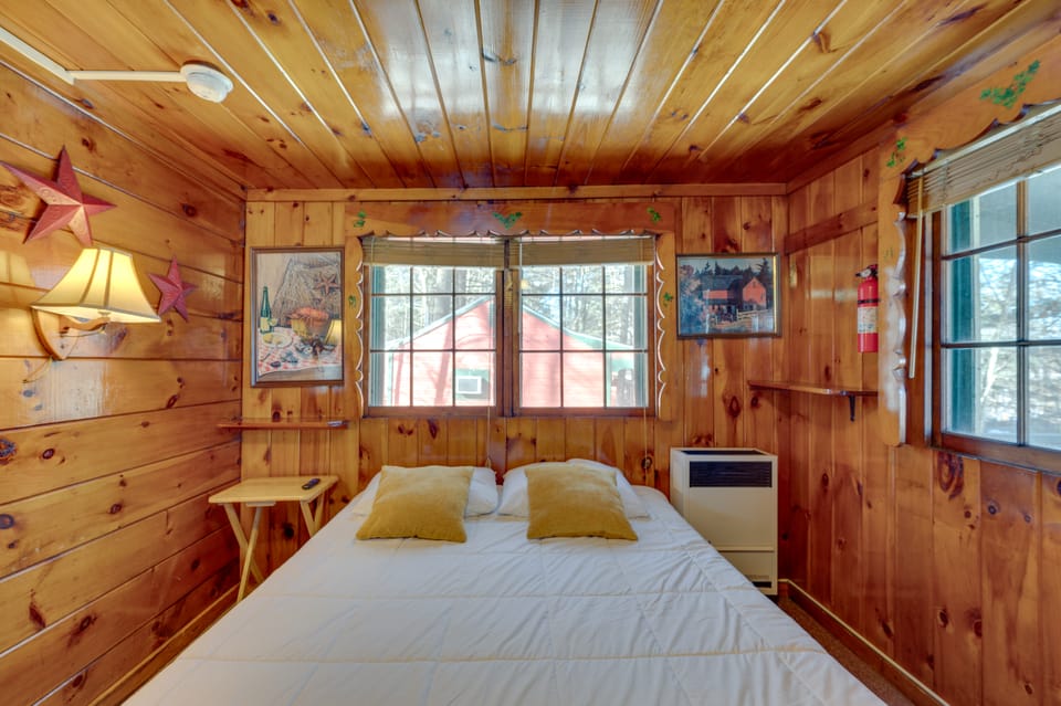 Rustic Laconia Studio Cabin ~ 2 Mi to Weirs Beach! Apartment in Laconia