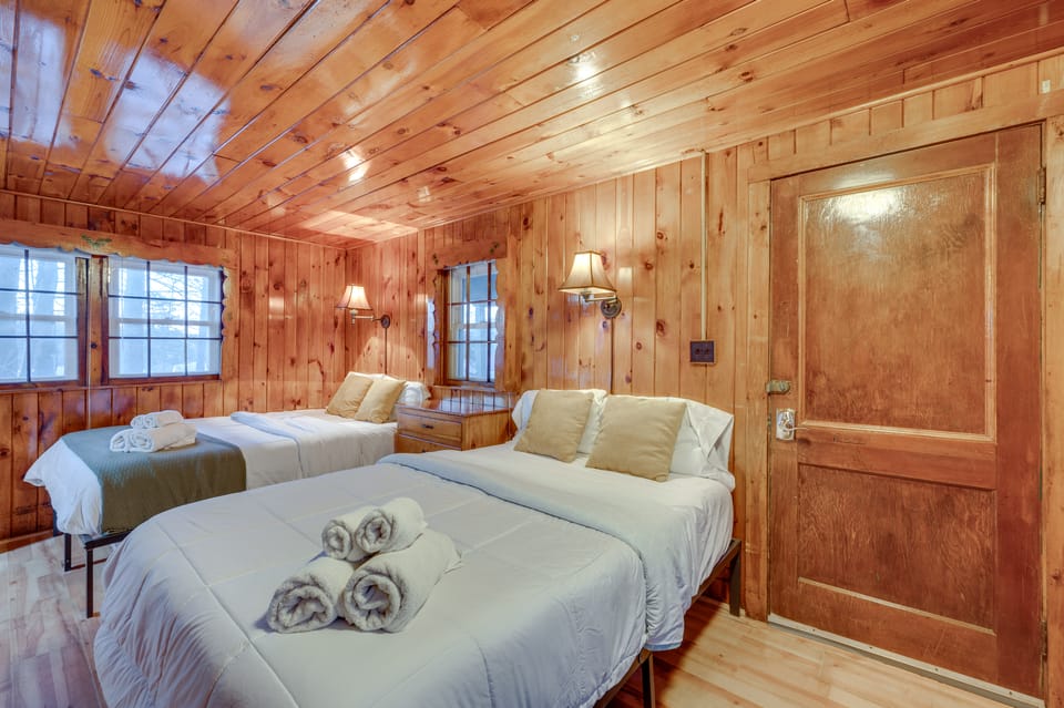 Cozy Laconia Studio w/ Pool Access - 2 Mi to Lake! Apartment in Laconia
