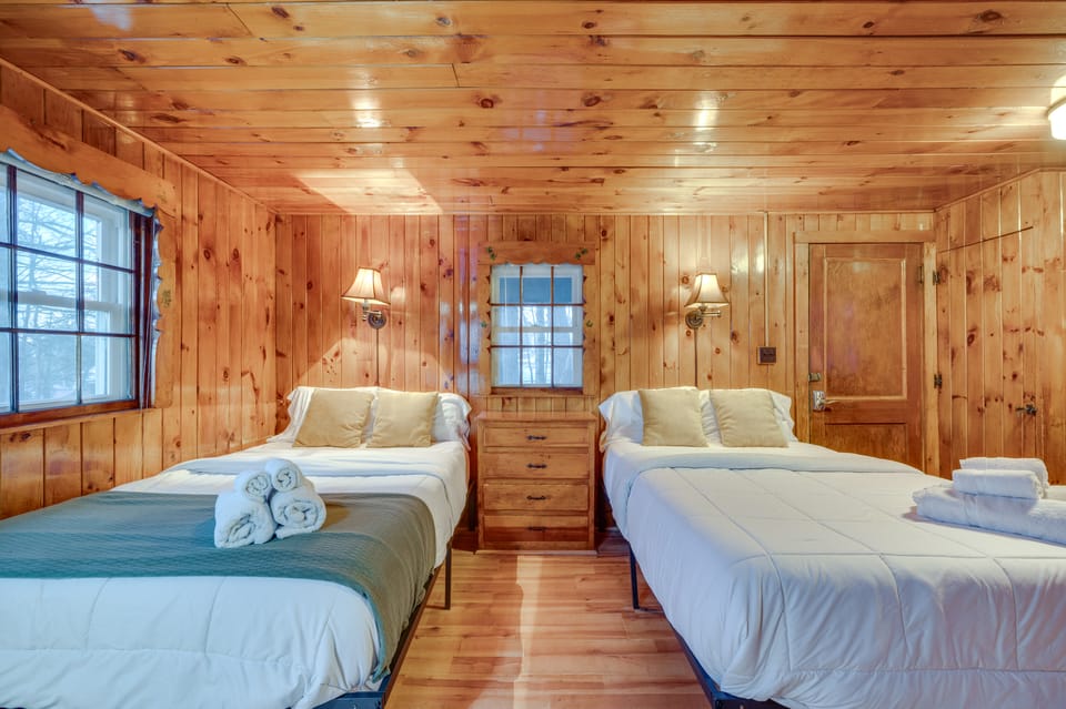Cozy Laconia Studio w/ Pool Access - 2 Mi to Lake! Apartment in Laconia