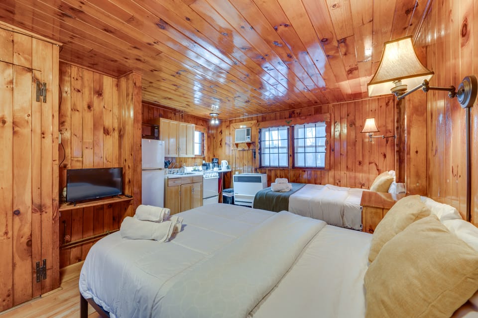 Cozy Laconia Studio w/ Pool Access - 2 Mi to Lake! Apartment in Laconia