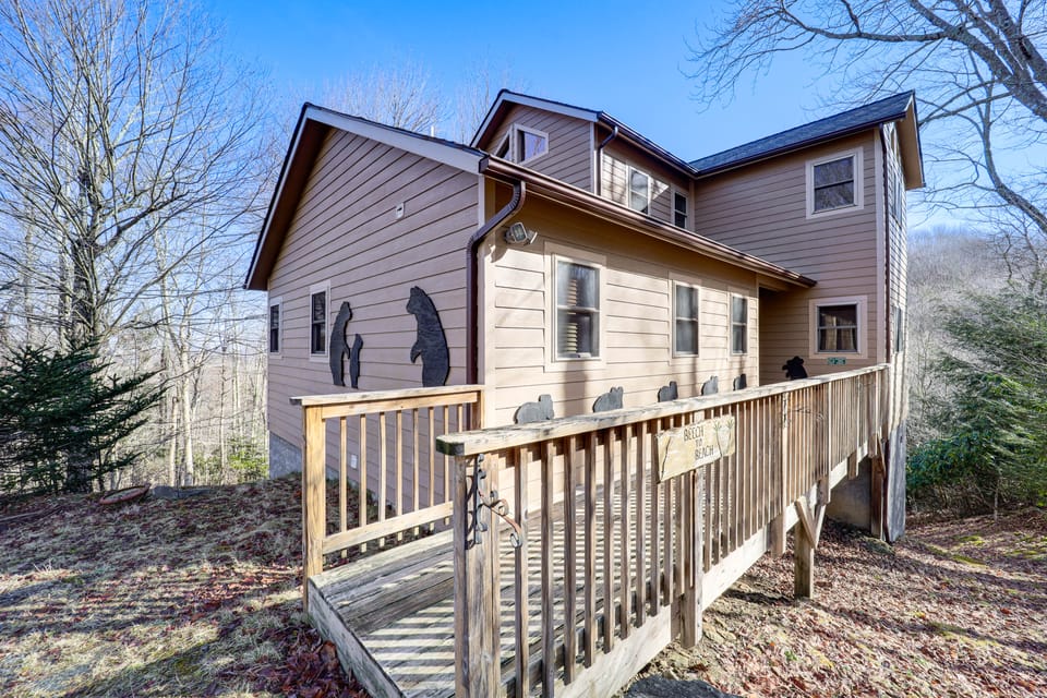 1 Mi to Beech Mtn Skiing: Family Cabin w/ Fire Pit House in Beech Mountain