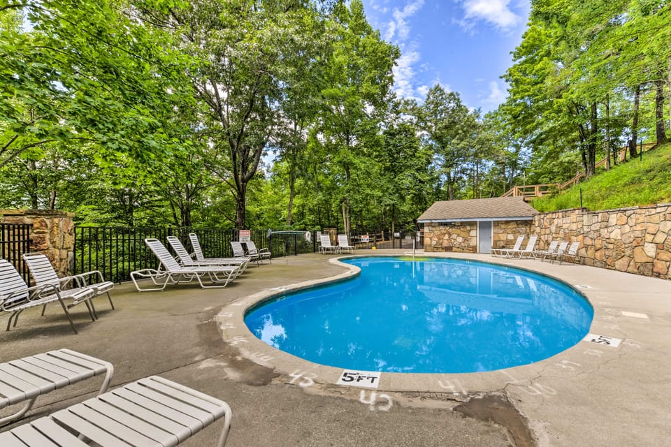 Cobbly Nob Resort Cabin w/ Mtn-View Deck & Hot Tub House in Pittman Center