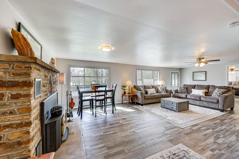New Blaine Getaway - Walk to Lake Dardanelle! House in Arkansas