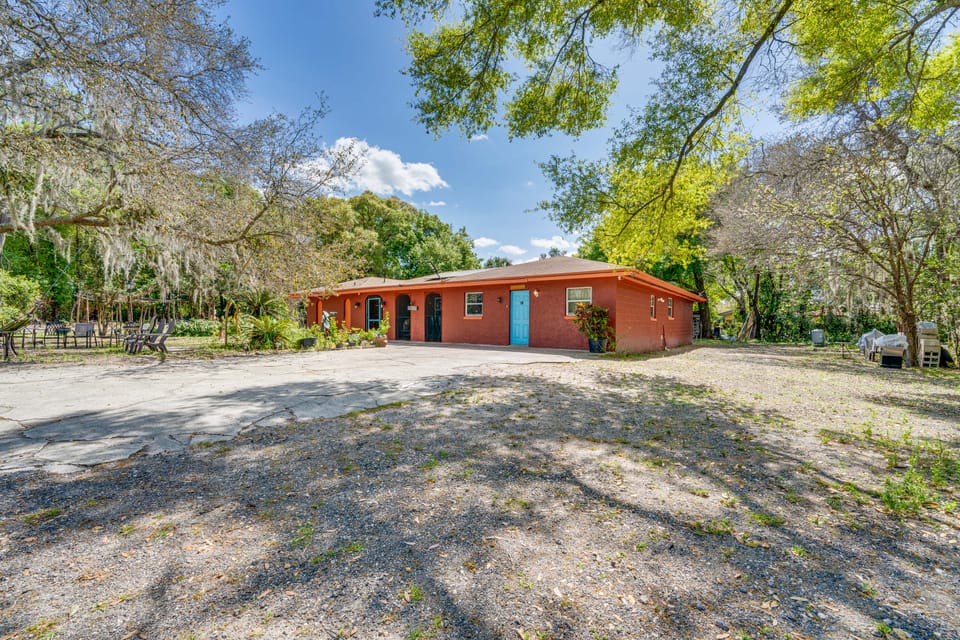 Orlando-Area Family Oasis w/ Lanai, Pool & Yard House in Apopka