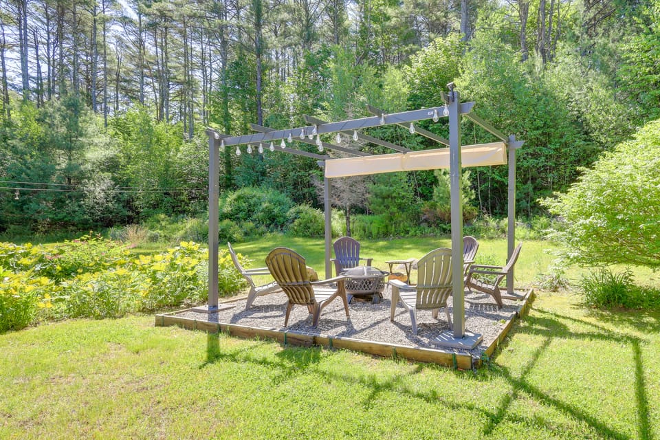 Cozy Lake Luzerne Home - 1 Mi to Wayside Beach! House in Lake Luzerne