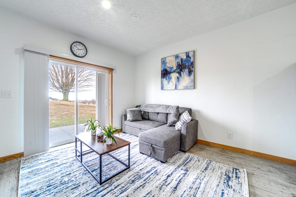 4 Mi to Lake Erie: Condo in Golf Community Apartment in Allegheny River