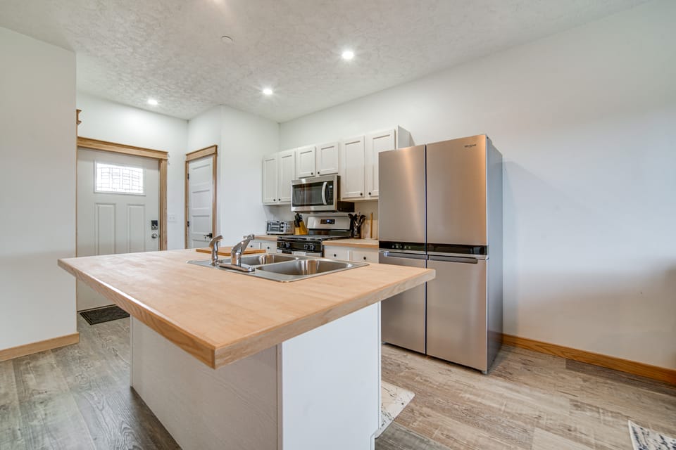 4 Mi to Lake: Golf-View Erie Condo w/ Porch Apartment in Allegheny River