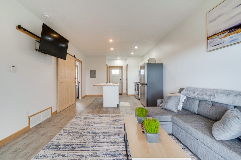 4 Mi to Lake: Golf-View Erie Condo w/ Porch Apartment in Allegheny River