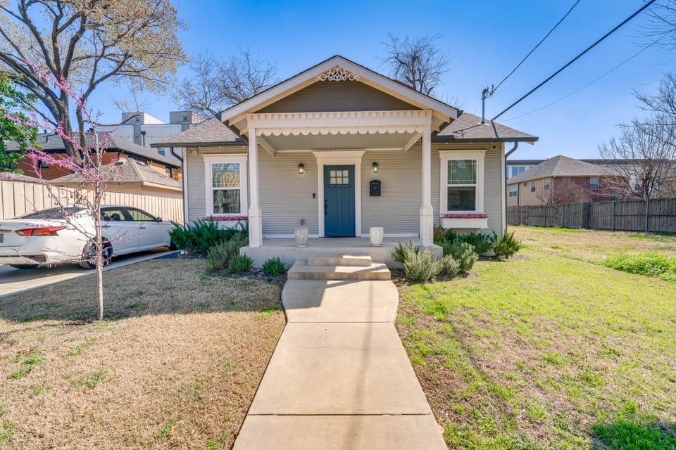 Walkable Dallas Bungalow: 4 Mi to Downtown House in Dallas