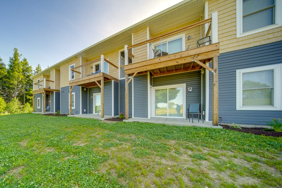 Balcony+ Golf Course View: Quiet Erie Getaway Apartment in Allegheny River