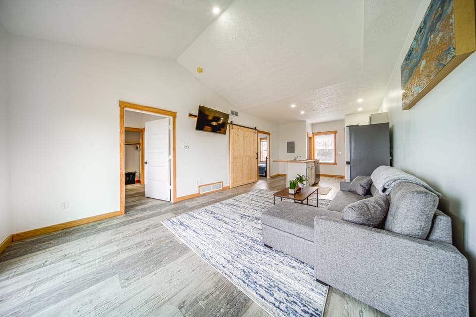 Balcony+ Golf Course View: Quiet Erie Getaway Apartment in Allegheny River