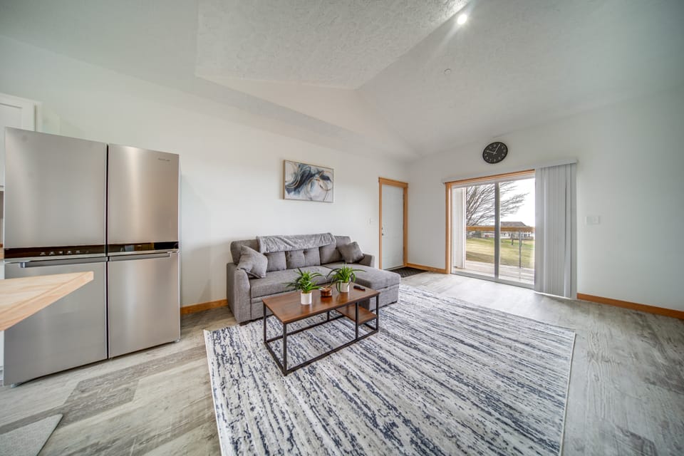 4 Mi to Lake Erie Access: Condo on the Greens Apartment in Allegheny River