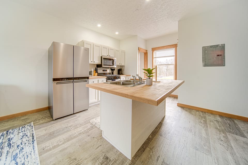 4 Mi to Lake Erie: Condo w/ Golf Course Views! Apartment in Allegheny River